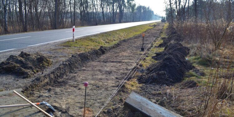 Kopki: Ruszyła budowa chodnika przy drodze 77