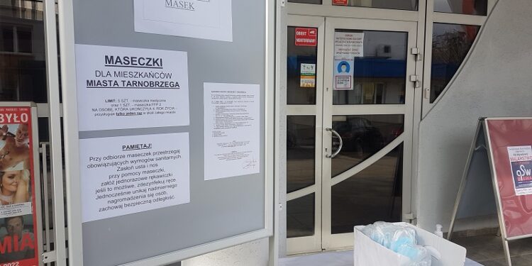 Tarnobrzeg. Trwa akcja wydawania maseczek ochronnych.