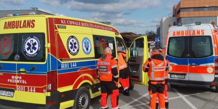 Sandomierz: Sandomierscy ratownicy PCK trzeci dzień pomagają na granicy.