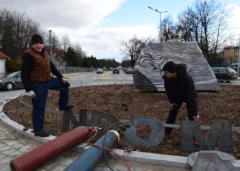Sandomierz: Instalacja napisu na rondzie Optymizmu