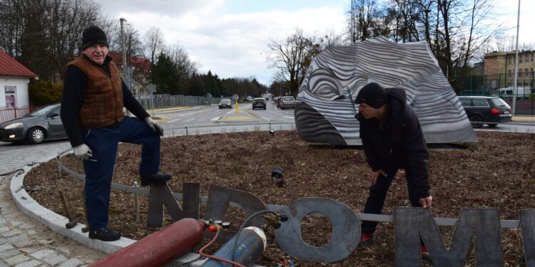 Sandomierz: Instalacja napisu na rondzie Optymizmu