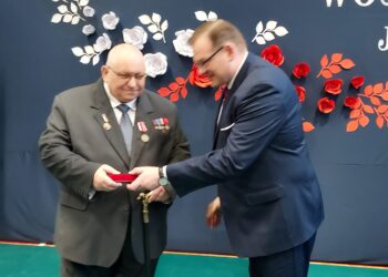 Sandomierz: Medal Komisji Edukacji Narodowej dla pisarza Andrzeja Sarwy.