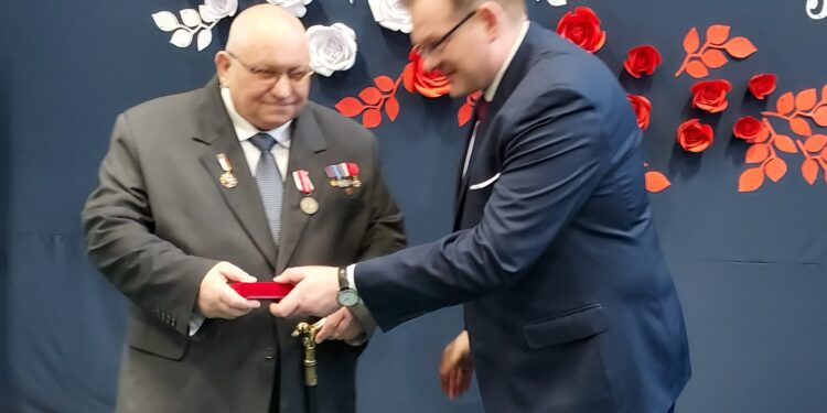 Sandomierz: Medal Komisji Edukacji Narodowej dla pisarza Andrzeja Sarwy.