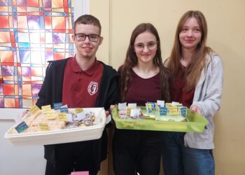 Sandomierz: Młodzież z Katolika z pomocą siostrom Albertynkom ze Lwowa.