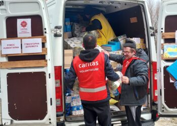 Sandomierz: Konwój humanitarny sandomierskiej diecezji wyruszył do Ukrainy.