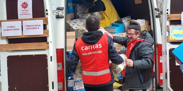 Sandomierz: Konwój humanitarny sandomierskiej diecezji wyruszył do Ukrainy.