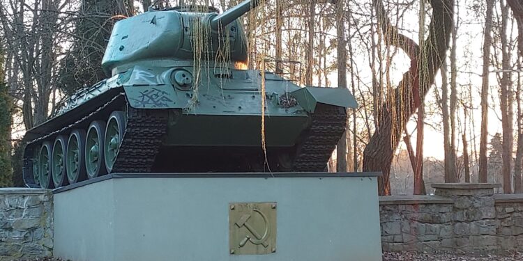 Sandomierz: Poselska interwencja w sprawie komunistycznych symboli.