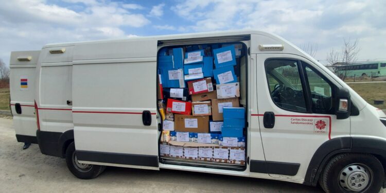 Sandomierz: Czwarty transport humanitarny przygotowany przez diecezję sandomierską wyruszył do Ukrainy.