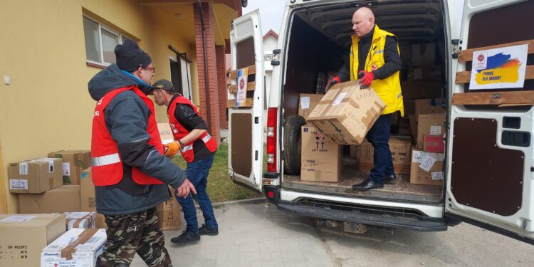 Sandomierz: Czwarty transport humanitarny przygotowany przez diecezję sandomierską wyruszył do Ukrainy.