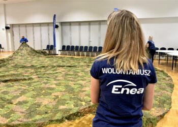 Połaniec: Enea Połaniec zbierała siatki maskujące dla ukraińskiego wojska