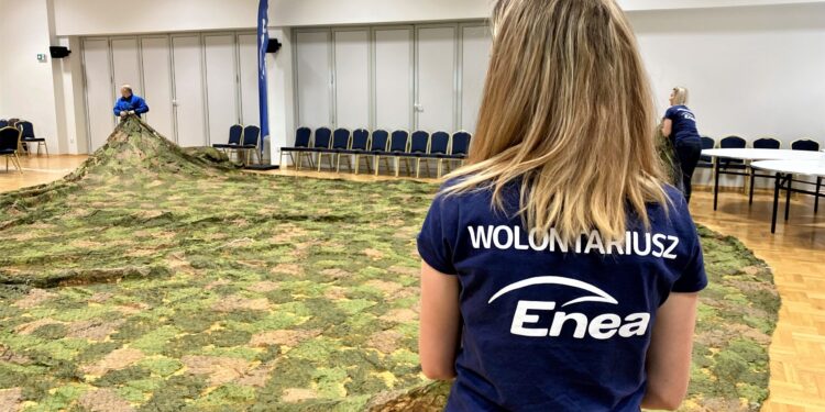 Połaniec: Enea Połaniec zbierała siatki maskujące dla ukraińskiego wojska