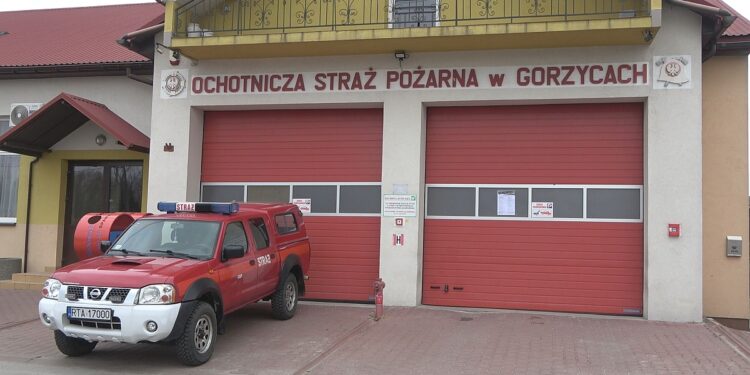 Gorzyce. Samochód służył druhom w OSP. Teraz trafi na Ukrainę.