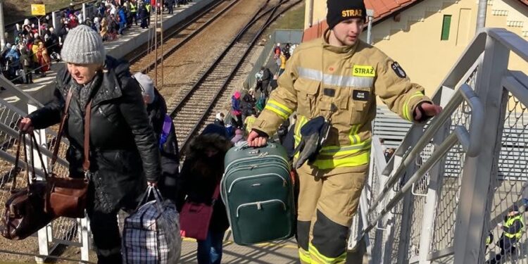 Tarnobrzeg. Strażacy pomagają uchodźcom.