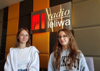 Tarnobrzeg. Młodzież z „Hetmana” odwiedza osoby starsze. Korzyść obopólna.