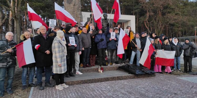 Mielec: Uczcili z flagą w ręce…