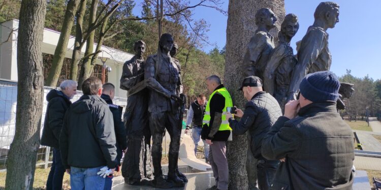 Mielec:  Kolejne postacie dołączyły do pomnika