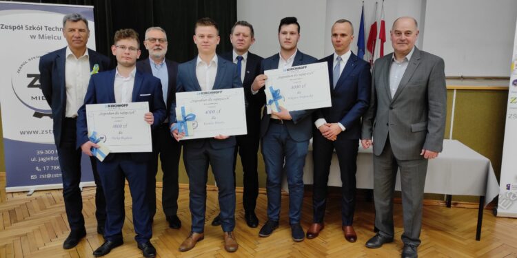 Mielec:  Podsumowano projekt  Podkarpacka Akademia Motoryzacji