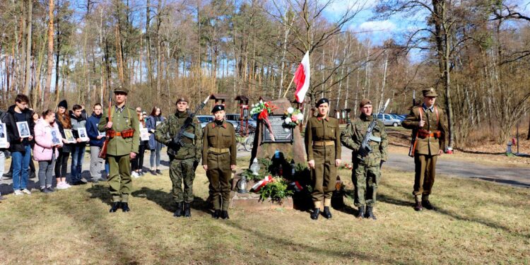 Mielec: Odsłonięcie Dębu Niezłomnych