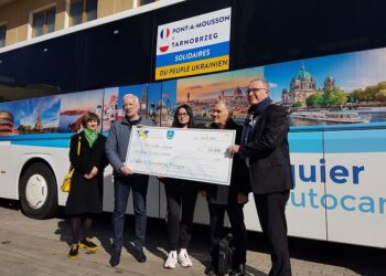 Tarnobrzeg. Czek, pomoc rzeczowa i lokale dla uchodźców od francuskich partnerów.