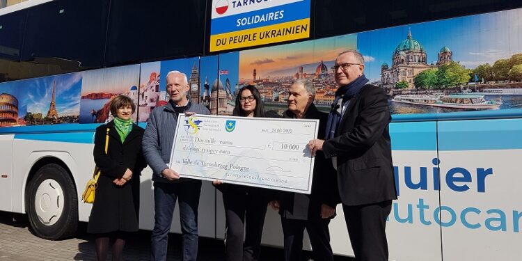 Tarnobrzeg. Czek, pomoc rzeczowa i lokale dla uchodźców od francuskich partnerów.