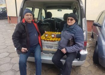 Tarnobrzeg. Pszczelarze dzielą się miodem z uchodźcami.