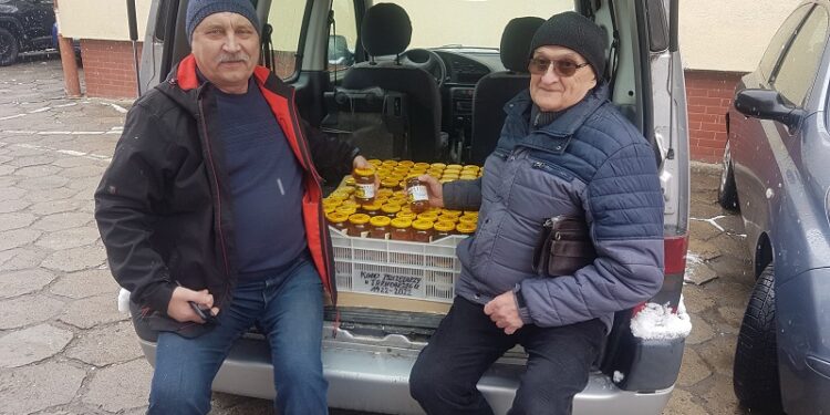 Tarnobrzeg. Pszczelarze dzielą się miodem z uchodźcami.