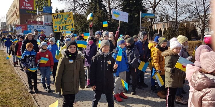 Tarnobrzeg. Chcą pokoju. Uczniowie „Małego Księcia” protestowali przeciwko wojnie.