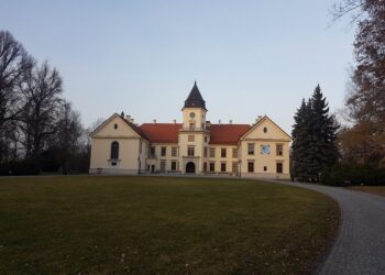 Tarnobrzeg. Najpiękniejsze utwory Leonarda Cohena wybrzmią w Zamku Dzikowskim.