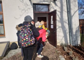 Sandomierz: Caritas rozpoczęła wydawanie paczek świątecznych potrzebującym.