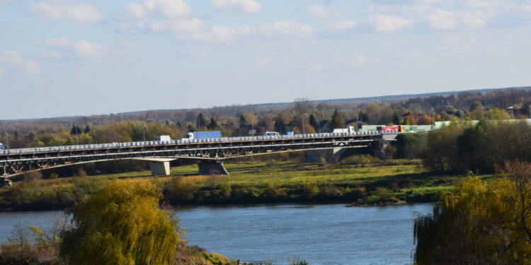 Sandomierz: Demontaż instalacji w starym moście jeszcze przed wakacjami.