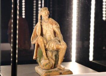 Sandomierz: Chrystus Frasobliwy inspiruje do zamyśleń.