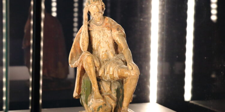 Sandomierz: Chrystus Frasobliwy inspiruje do zamyśleń.