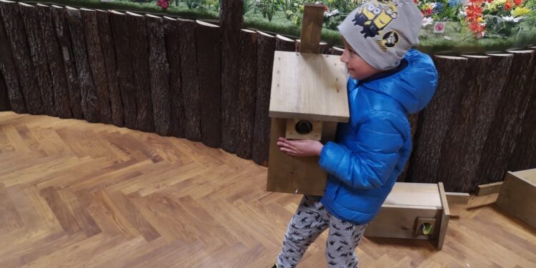 Tarnobrzeg. W Dzień Ziemi rozdali budki lęgowe dla ptaków