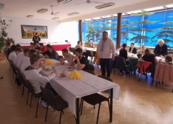 Tarnobrzeg. Ukraińska młodzież i ich rodziny zasiedli do wielkanocnego śniadania