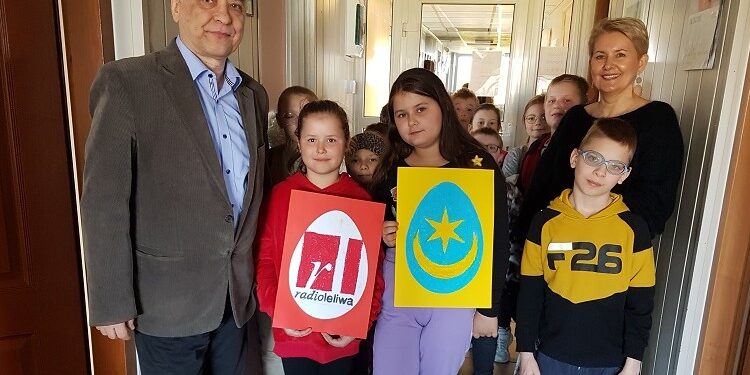 Tarnobrzeg. Polski Dzień Radia. Uczniowie z SP3 odwiedzili Leliwę.