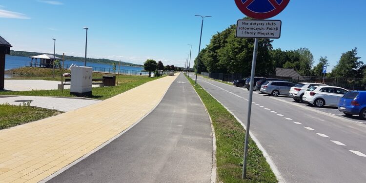 Tarnobrzeg. Nad jeziorem trwają zdjęcia do reklamy McDonald’s.