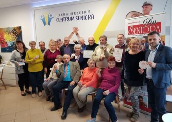 Tarnobrzeg. Europejska Karta Seniora w rękach tarnobrzeżan 60 +.