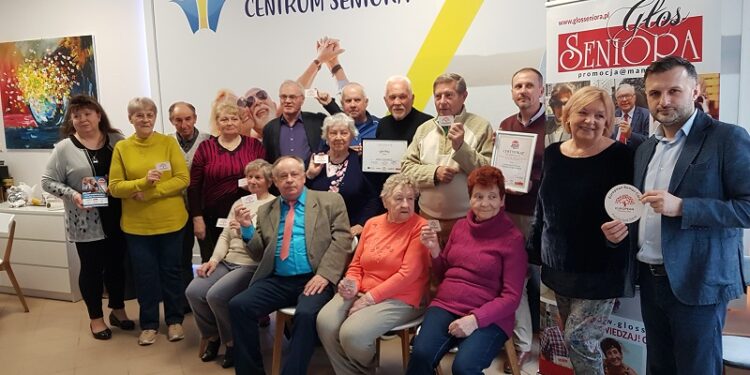Tarnobrzeg. Europejska Karta Seniora w rękach tarnobrzeżan 60 +.