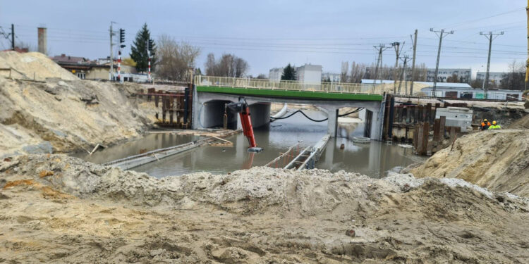 Stalowa Wola: Prace kanalizacyjne w ulicy Okulickiego, budowa tunelu i duża woda