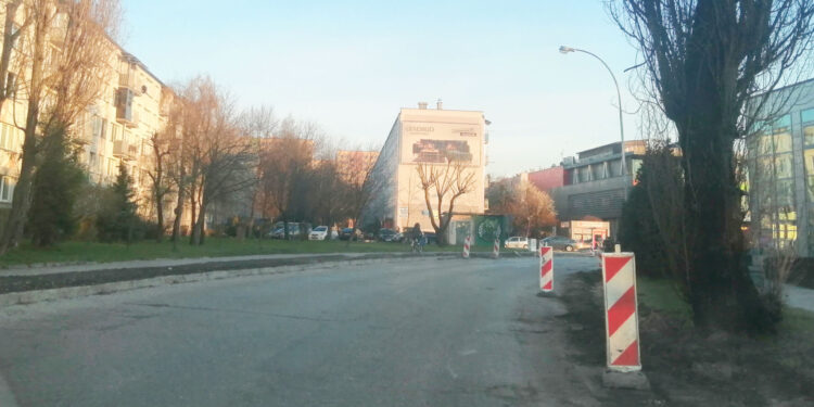 Stalowa Wola: Trwają prace przy przebudowie zjazdu z wiaduktu od strony hali targowej