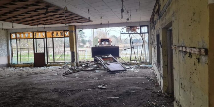 Nowa Dęba. Wyburzają dawną restaurację nad zalewem