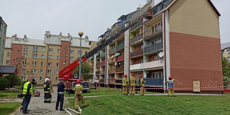 Tarnobrzeg. Pożar na poddaszu bloku