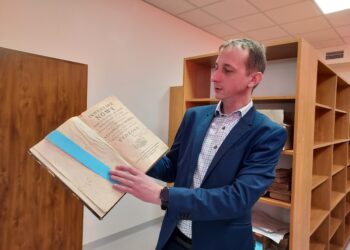 Sandomierz: Trwają przenosiny zbiorów bibliotecznych.