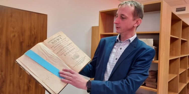 Sandomierz: Trwają przenosiny zbiorów bibliotecznych.