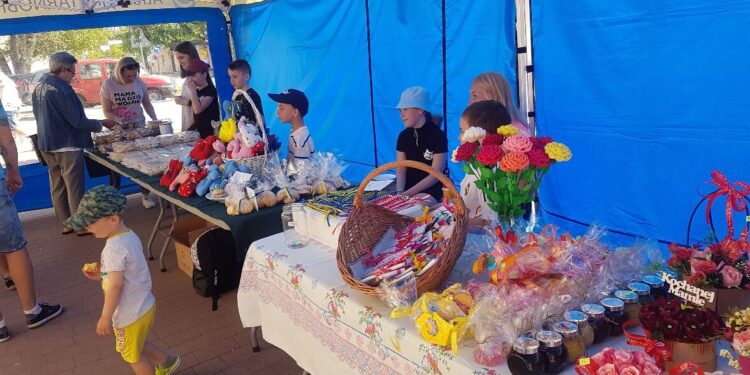 Tarnobrzeg. Kiermasz przed centrum wolontariatu.