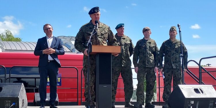 Sandomierz: „Wstąp do dobrowolnej zasadniczej służby wojskowej”.