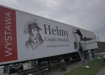 Sandomierz: Nowa atrakcja nad Wisłą – mobilne muzeum hełmów, czapek i mundurów.