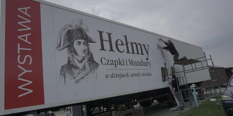 Sandomierz: Nowa atrakcja nad Wisłą – mobilne muzeum hełmów, czapek i mundurów.