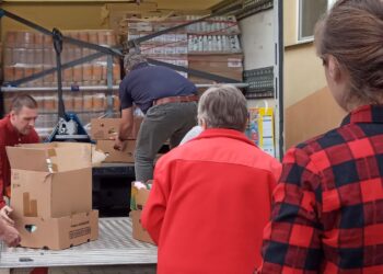 Sandomierz: Transport ze Szwajcarii z pomocą dla uchodźców wojennych dotarł do PCK.