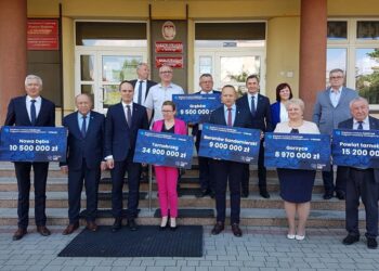 Tarnobrzeg. Minister Infrastruktury wręczył promesy samorządowcom.